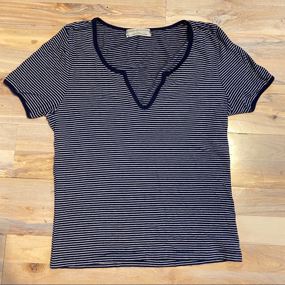 URBAN OUTFITTERS V Neck Tee